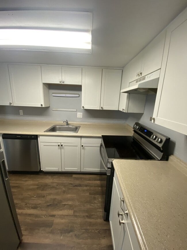 Building Photo - Spacious three bedroom condo
