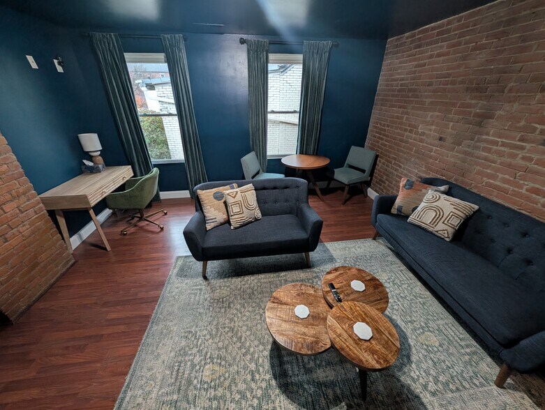 Building Photo - 838 S High St