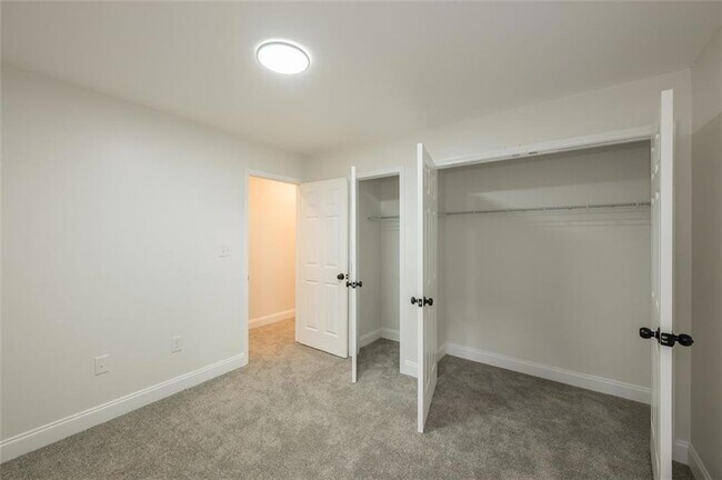 Building Photo - 2027 Lois Pl NW