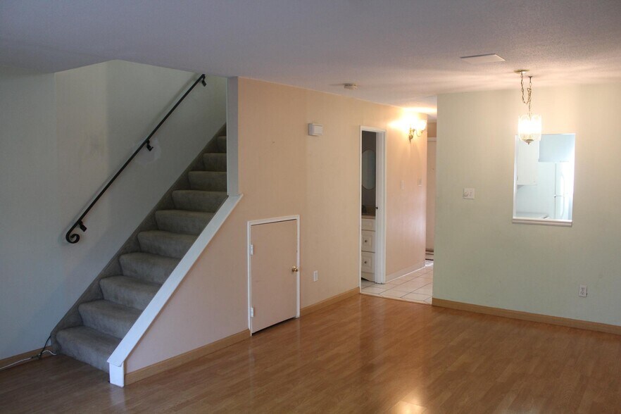 Building Photo - 10 Village Brook Ln