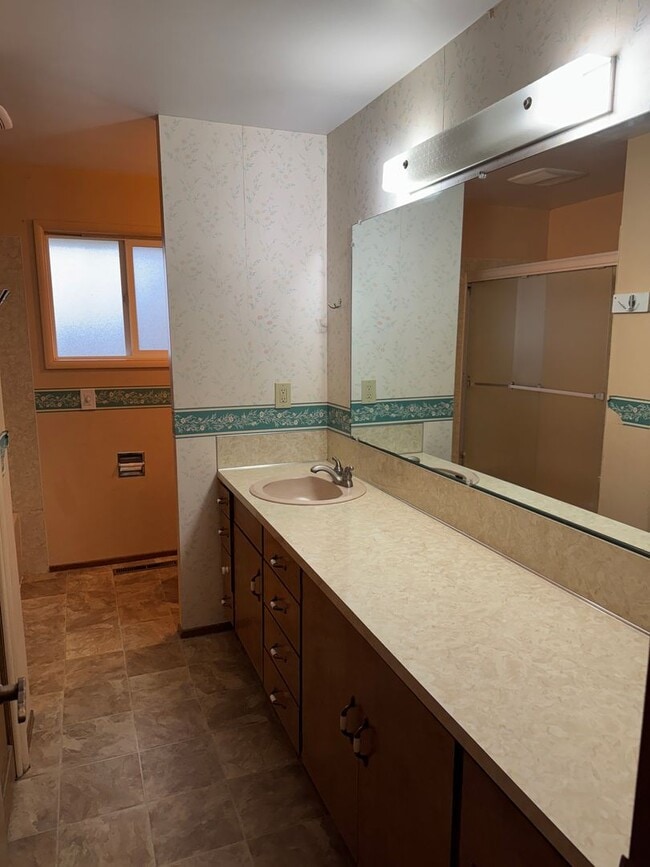 Building Photo - Updated 2 bedroom 1 bathroom house in Eugene!