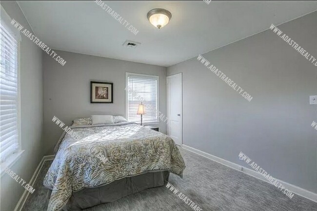 Building Photo - Beautiful Roeland Park Ranch-Available NOW!!