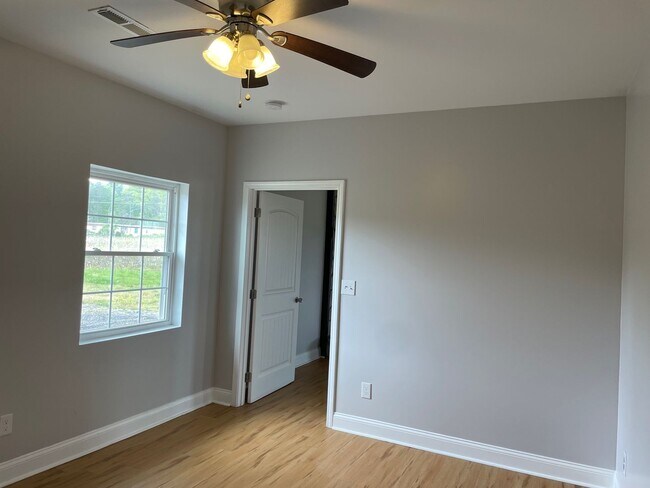 Building Photo - 3 BED, 3 FULL BATH HOME LOCATED IN DENTON!
