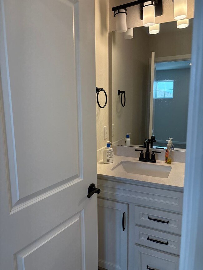 Building Photo - Spacious 5-Bedroom Home for Rent in Lake P...