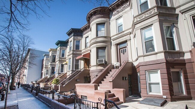 Building Photo - 404 15th St