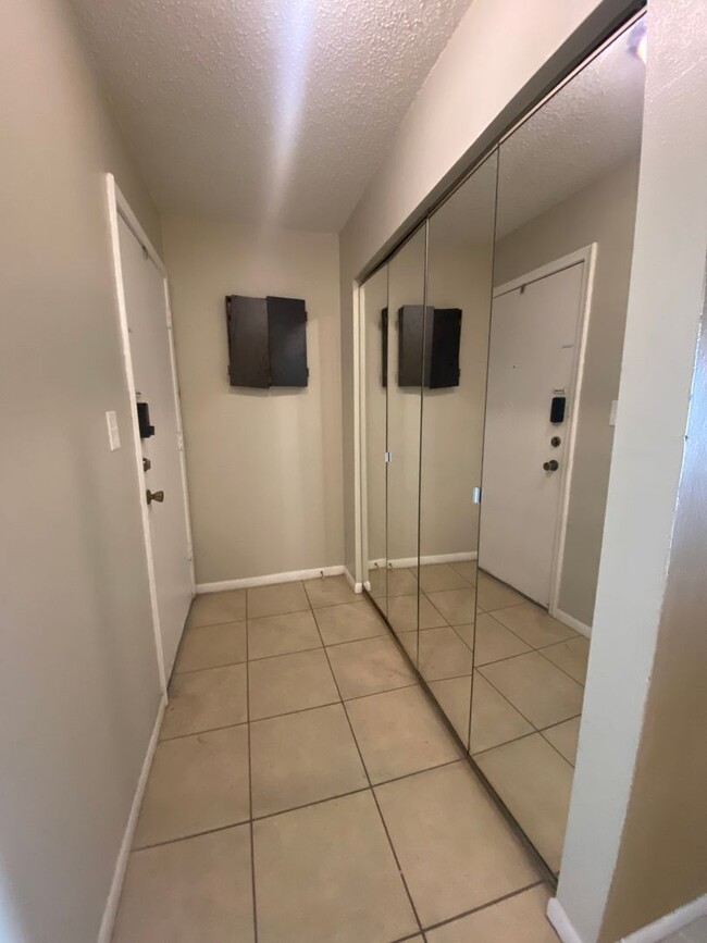 Building Photo - Beautiful Lakefront Condo!
