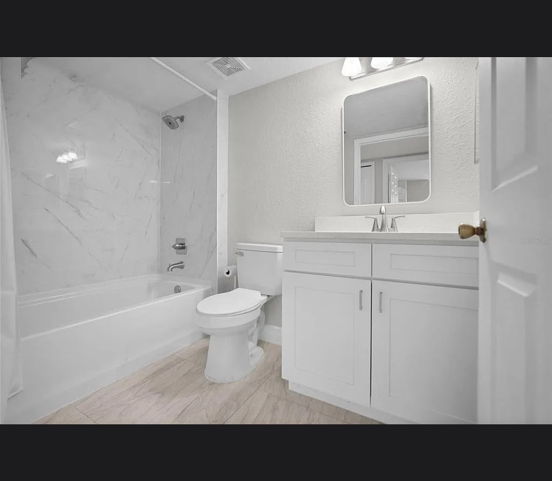 Building Photo - 13929 Fairway Island Dr