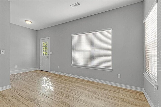 Building Photo - 1427 E Huntsville Rd