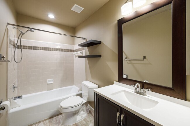 Building Photo - 9154 Lakeland Dr