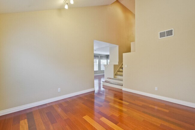 Building Photo - Awesome 3 Bedroom  Home Near Rivermark Plaza!