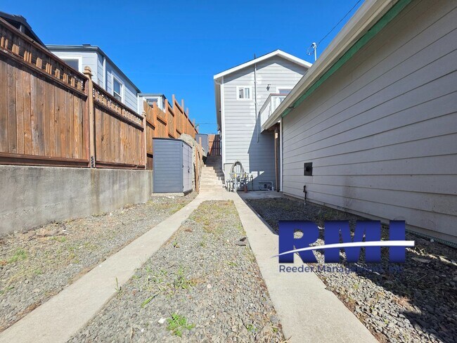 Building Photo - ONE OF A KIND STUIDO & GARAGE/SHOP INCLUDED!!!!