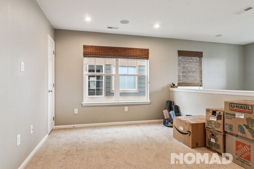 Building Photo - 15993 E Otero Cir