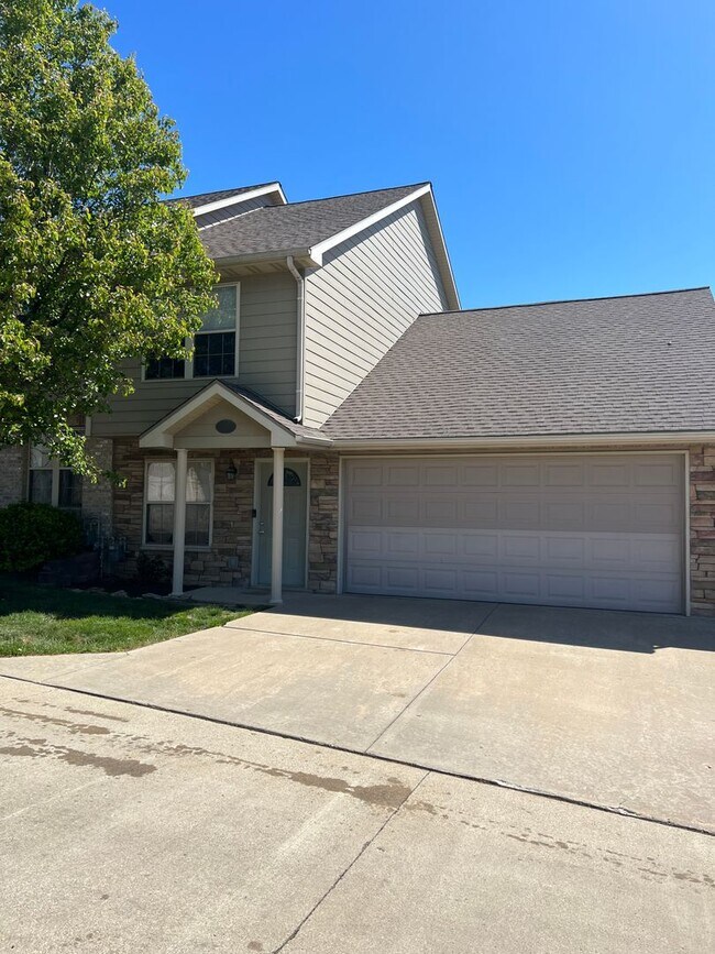 Building Photo - 4 bedroom, 2 bathroom, car garage townhouse