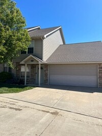 Building Photo - 4 bedroom, 2 bathroom, car garage townhouse