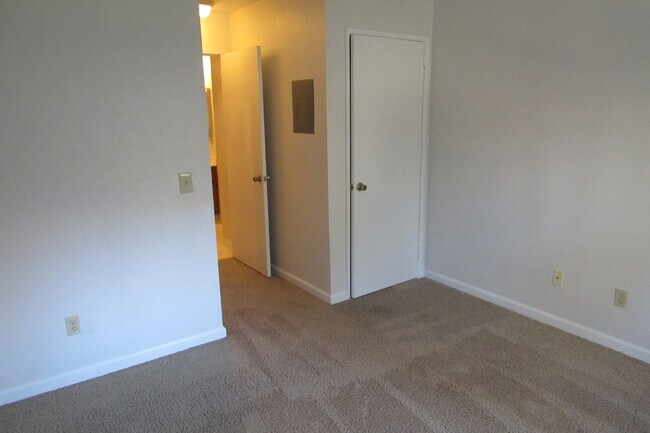 Building Photo - Well Kept 2 Bed/1 Bath Upstairs Condo in South Livermore