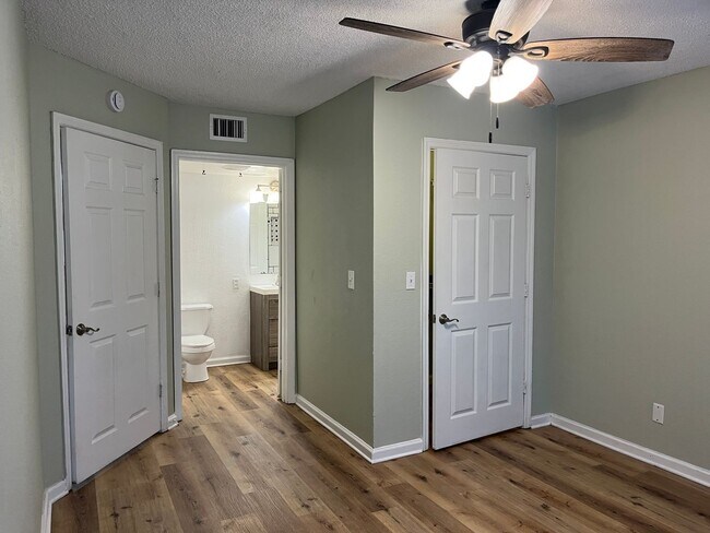 Building Photo - 355 Lakepointe Dr