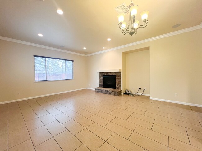 Building Photo - Spacious Single Story Three Bedroom Home