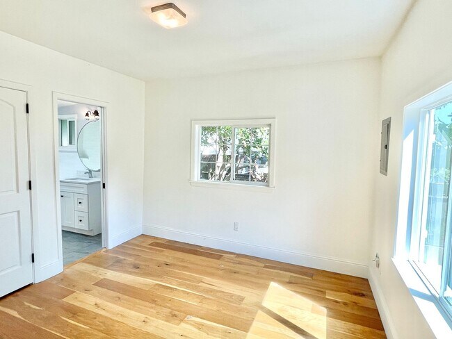 Building Photo - Remodeled Off Street Cottage 2BR/1BA Priva...