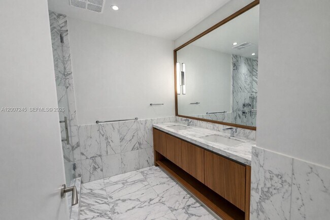 Building Photo - 175 SE 25th Rd