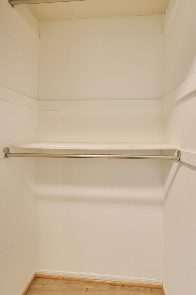 Building Photo - Sunny Studio in Downtown Rockville - ALL U...