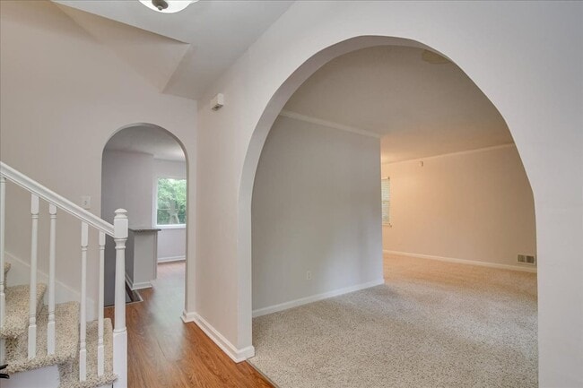 Building Photo - 303 Meadowlake Dr
