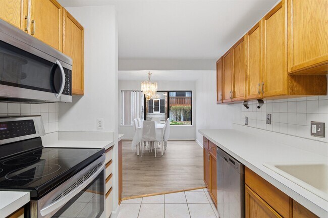 Building Photo - 1235 S Maple Rd