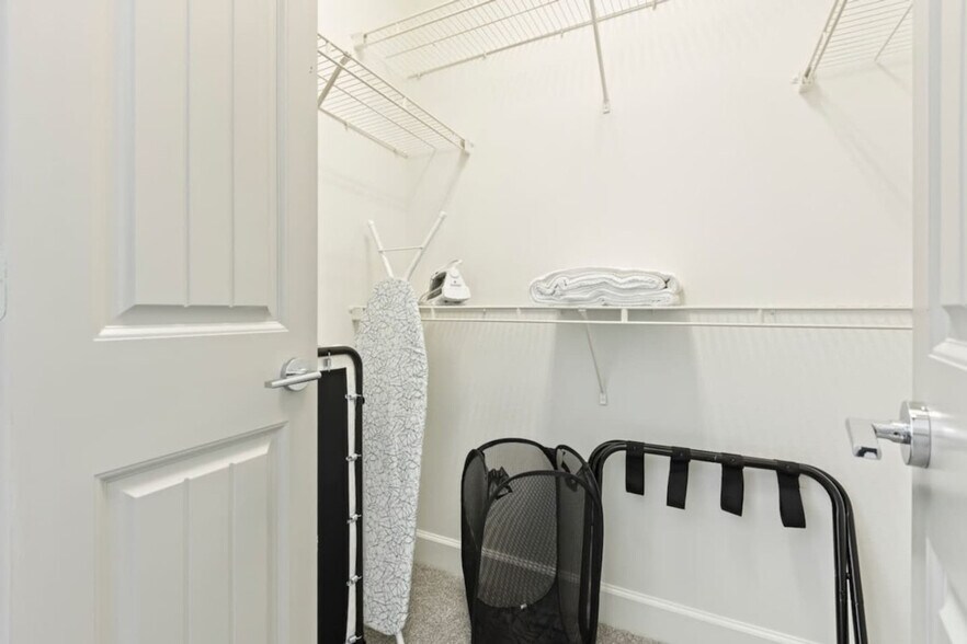 Building Photo - 5275 Town and Country Blvd