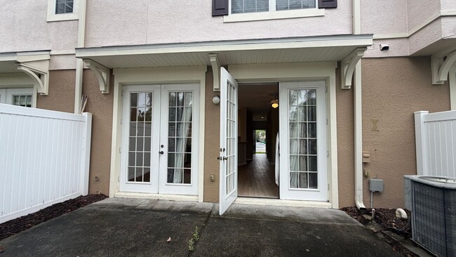 Building Photo - Beautiful 2 bed & 2.5 bath townhome