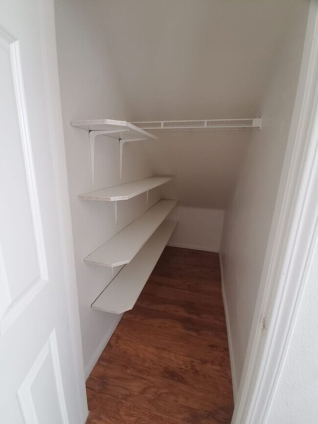 Building Photo - 3 bed/ 2.5 bath house 1,955 sqft