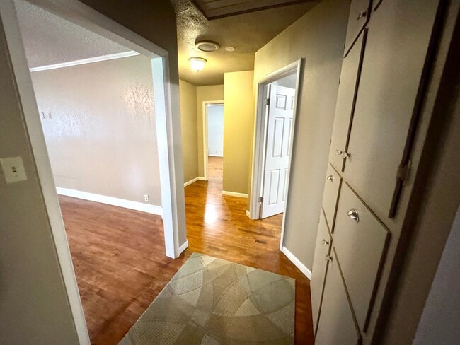 Building Photo - Charming 3-bedroom, 2-bath home on a corne...
