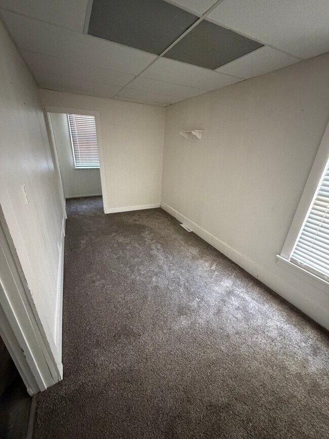 Building Photo - 413 S Montana St