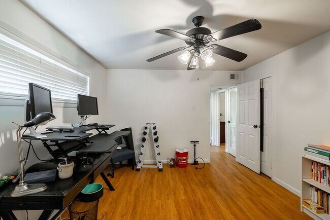 Building Photo - 250 Little St