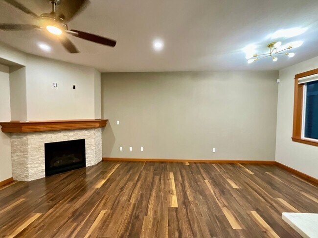 Building Photo - Beautiful 3 Bedroom Townhouse in Everett