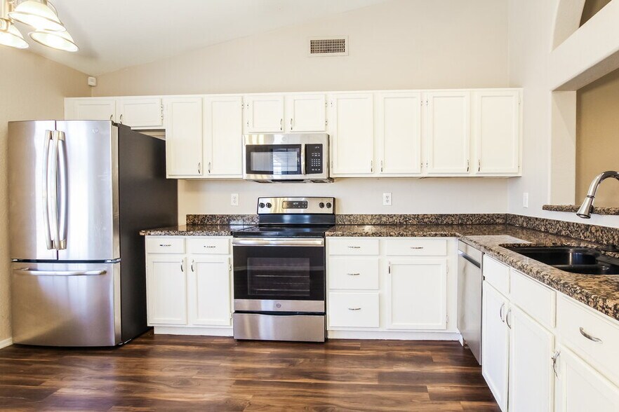 Building Photo - 8727 W Sierra Vista Dr