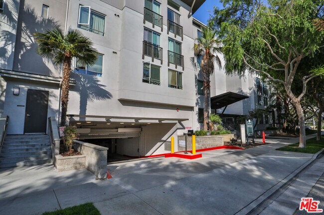 Building Photo - 6400 Crescent Park E