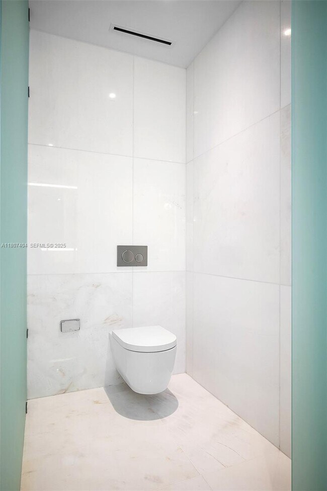 Building Photo - 300 Biscayne Blvd Way