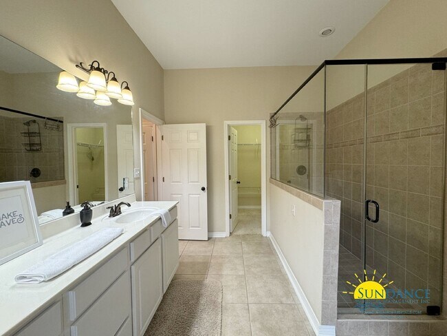 Building Photo - Exceptional Opportunity: Main Home plus Ga...