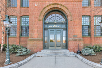 Building Photo - 25 Grand St