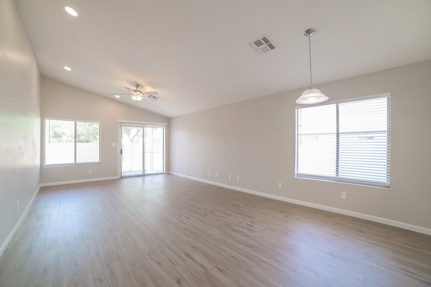 Building Photo - 8808 W Adam Ave