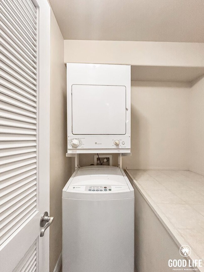 Building Photo - Beautiful 2B/2BA Townhouse w/ Washer/Dryer...