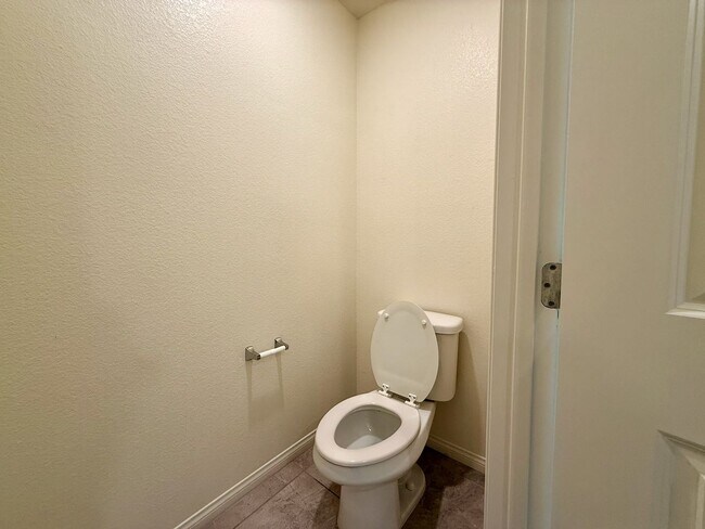 Building Photo - NEWLY UPGRADED 3 BED 2.5 BATH 2 CAR GARAGE...