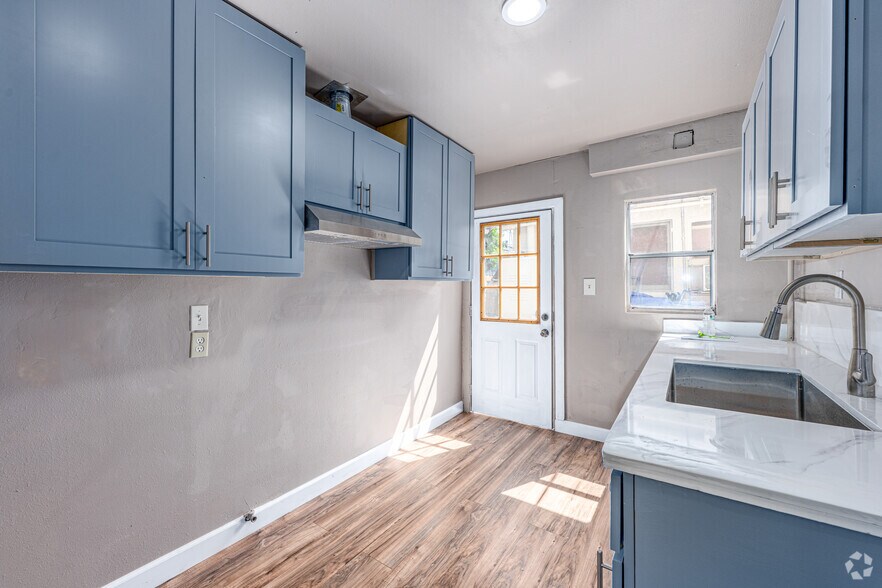 2BR, 1BA - 515SF - Kitchen - 1819 Workman St