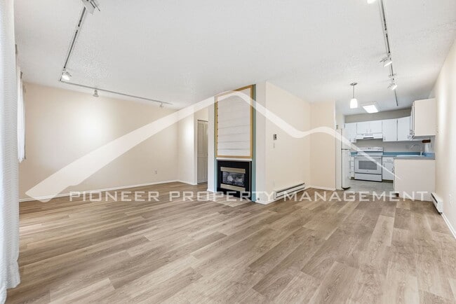 Building Photo - Charming Townhouse with Washer/Dryer and 1-Car Garage