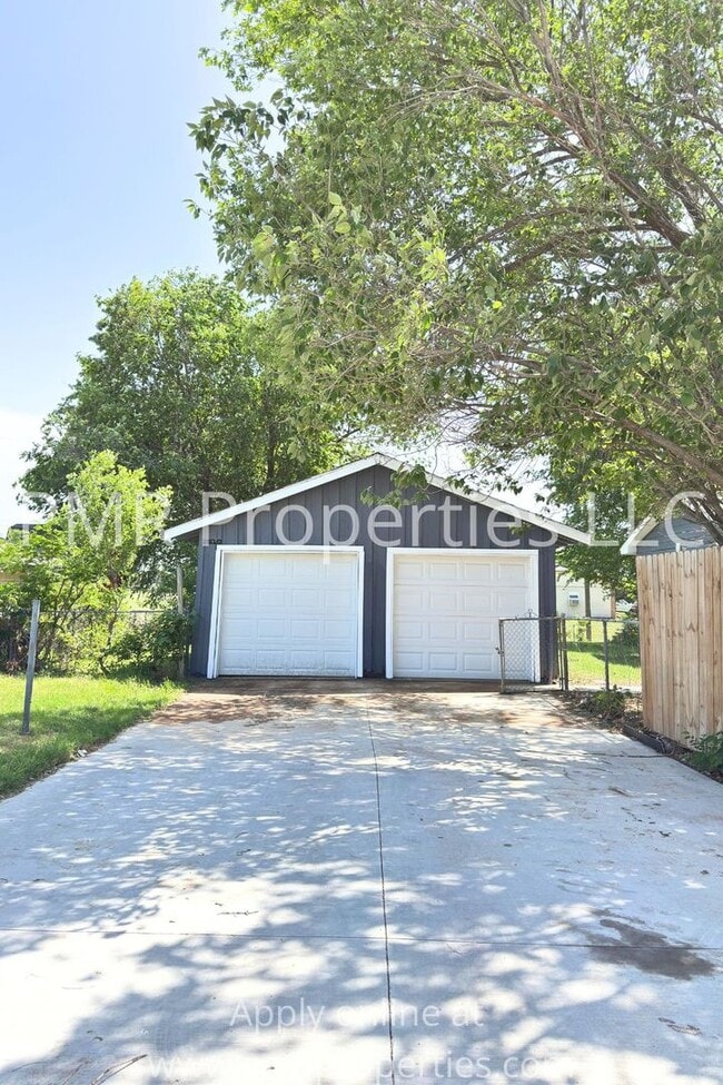 Building Photo - 4 Bedrooms / 2.5 Bathrooms House