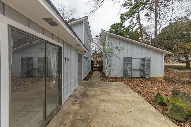 Building Photo - 575 Bradford Dr