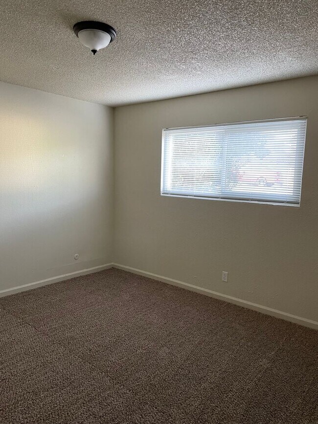 Building Photo - LOWER LEVEL 2 BED 1 BATH WITH FRESH PAINT AND NEW CARPET