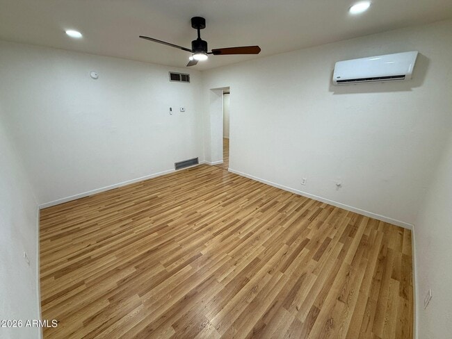 Building Photo - 860 E 13th St