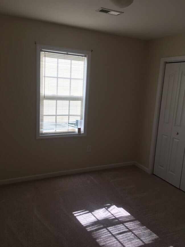 Building Photo - CHARMING 3 BEDROOM HOME IN NEW BERN!
