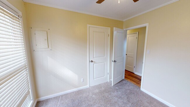 Building Photo - $500 OFF First Month's Rent! 3 Bedrooms wi...