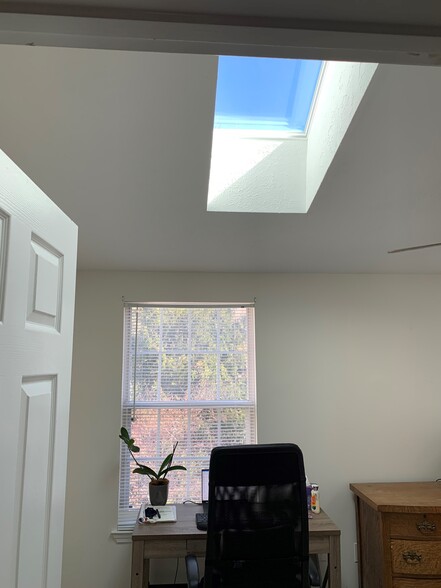 Upper-level bedroom - 1269 Seminole Dr